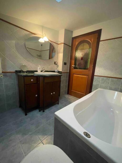 La Casa Nel Cortile Lägenhet Castelbuono  Exteriör bild